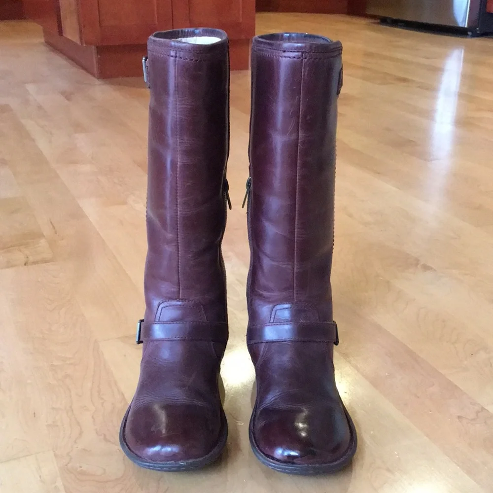 UGG Tupelo Leather Boots With Sheepskin Lining